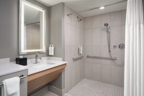 Een bad/douchecombinatie, gratis toiletartikelen, een haardroger