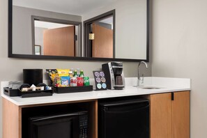 1 Schlafzimmer, Zimmersafe, Schreibtisch, laptopgeeigneter Arbeitsplatz
