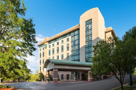 Außenbereich. Embassy Suites by Hilton at Hot Springs Convention Center