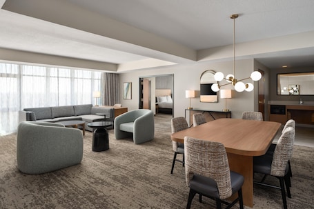 1 bedroom, in-room safe, desk, laptop workspace. Embassy Suites by Hilton at Hot Springs Convention Center