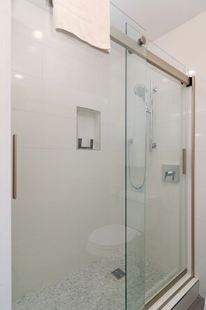 Shower, free toiletries, hair dryer, towels - The Sands of La Jolla (La Jolla)