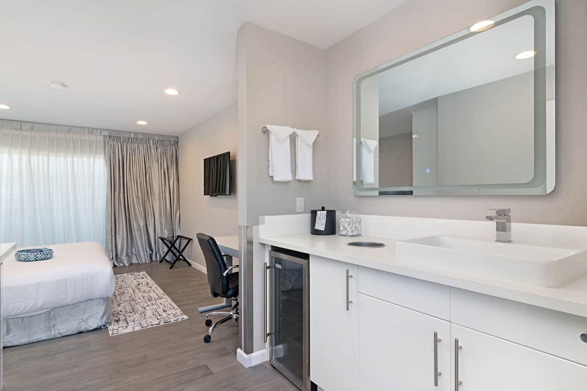 1 bedroom, premium bedding, down comforters, pillowtop beds