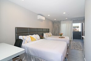 高档床上用品、羽绒被、加厚床垫、办公桌