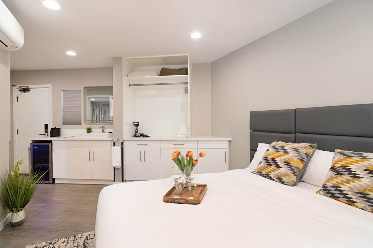 1 bedroom, premium bedding, down comforters, pillowtop beds