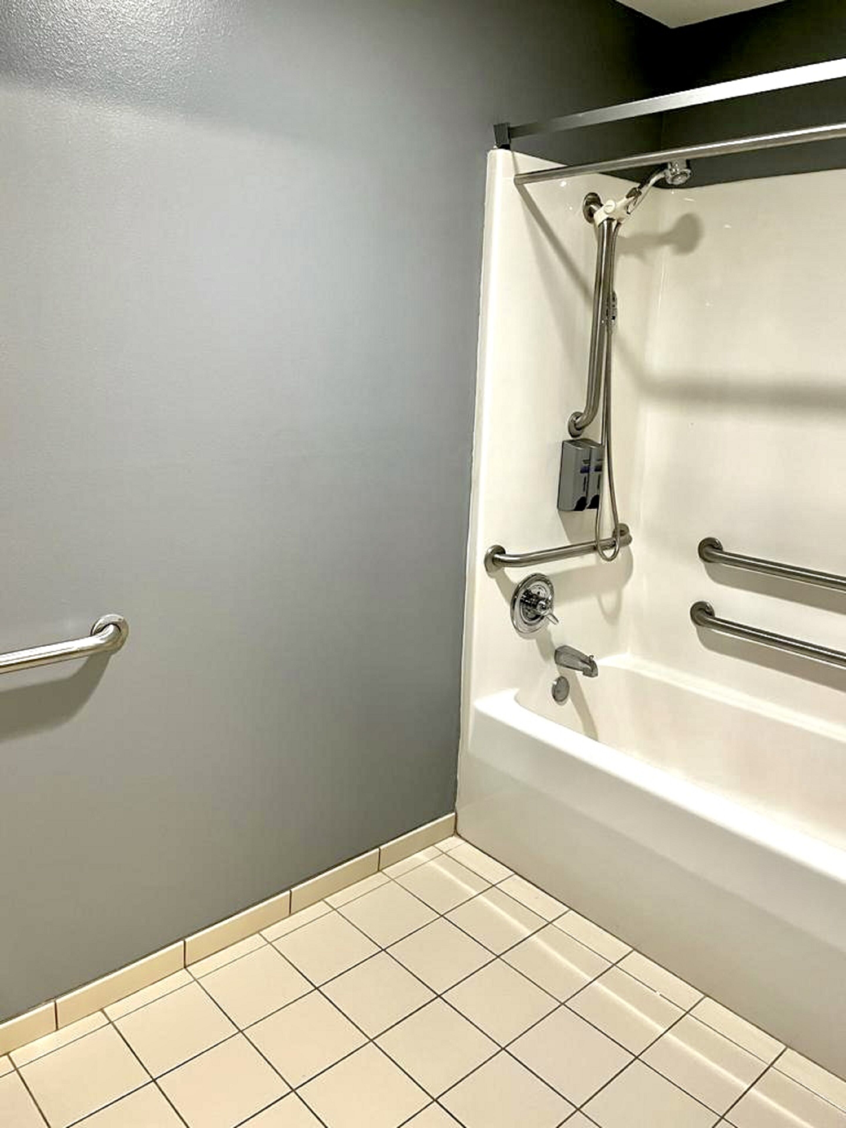 Bañera con ducha, bañera profunda, artículos de tocador gratuitos