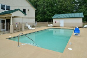 Outdoor pool - Star City Inn & Suites (Star City)