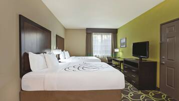 Room, 2 Katil Ratu (Queen), Accessible, Non Smoking (Mobility) | Peralatan tempat tidur premium, meja, langsir/tirai gelap terus