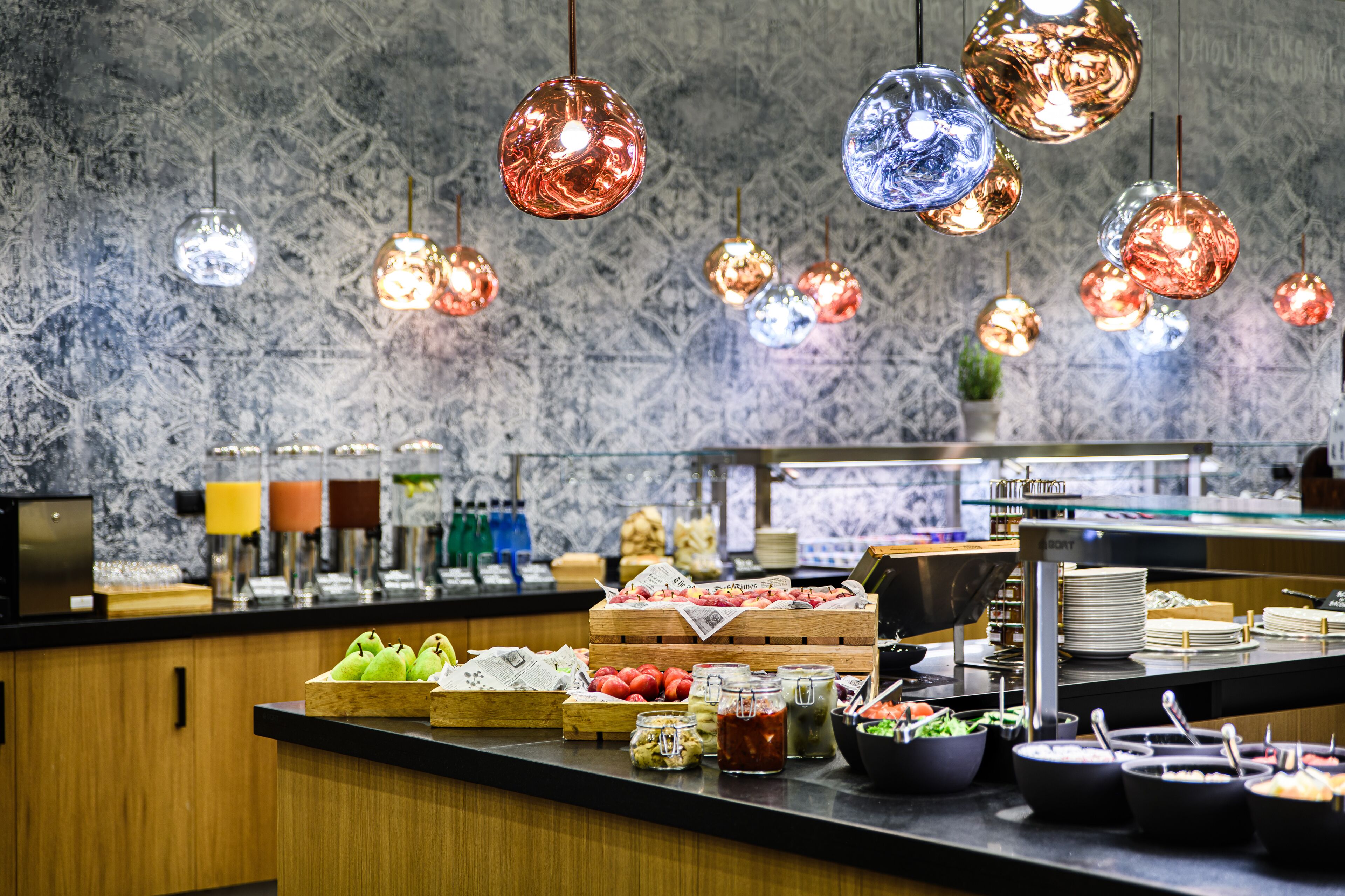 Daily buffet breakfast (PLN 125 per person)
