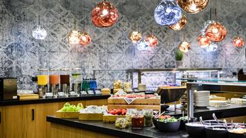 Daily buffet breakfast (PLN 125 per person)
