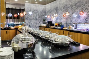 Desayuno buffet (PLN 125 por persona) 