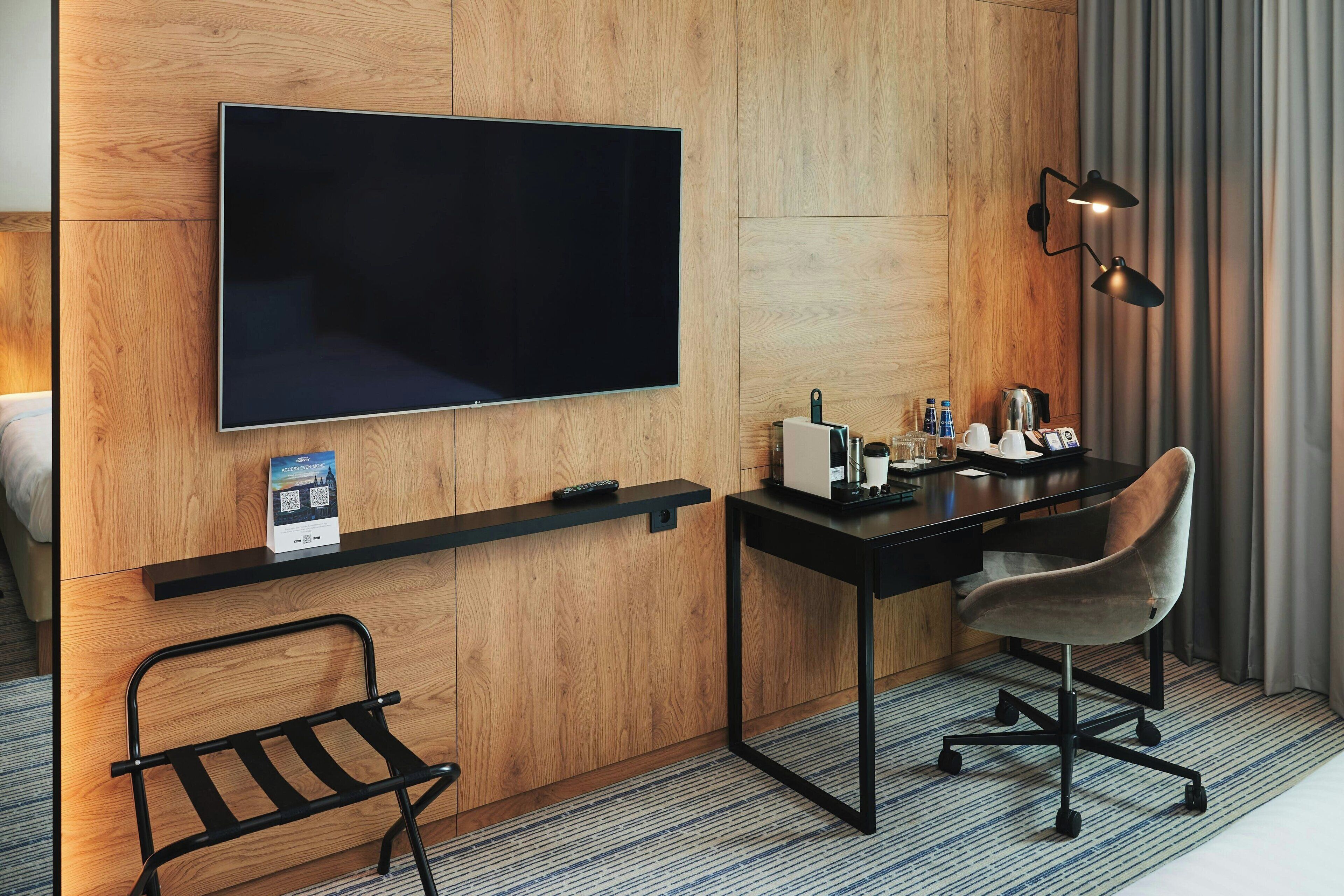 premium bedding, minibar, in-room safe, desk