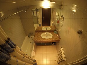 Combined shower/tub, hair dryer, towels