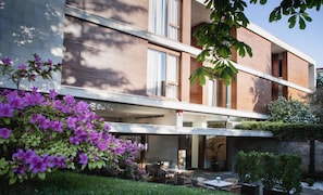 A modern two-story building with large windows and a balcony. - Hotel Jaizkibel (Hondarribia)