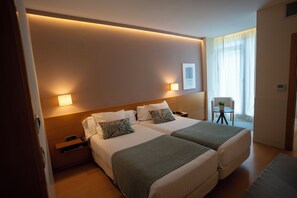 双人房 | 高档床上用品、迷你吧、客房内保险箱、办公桌