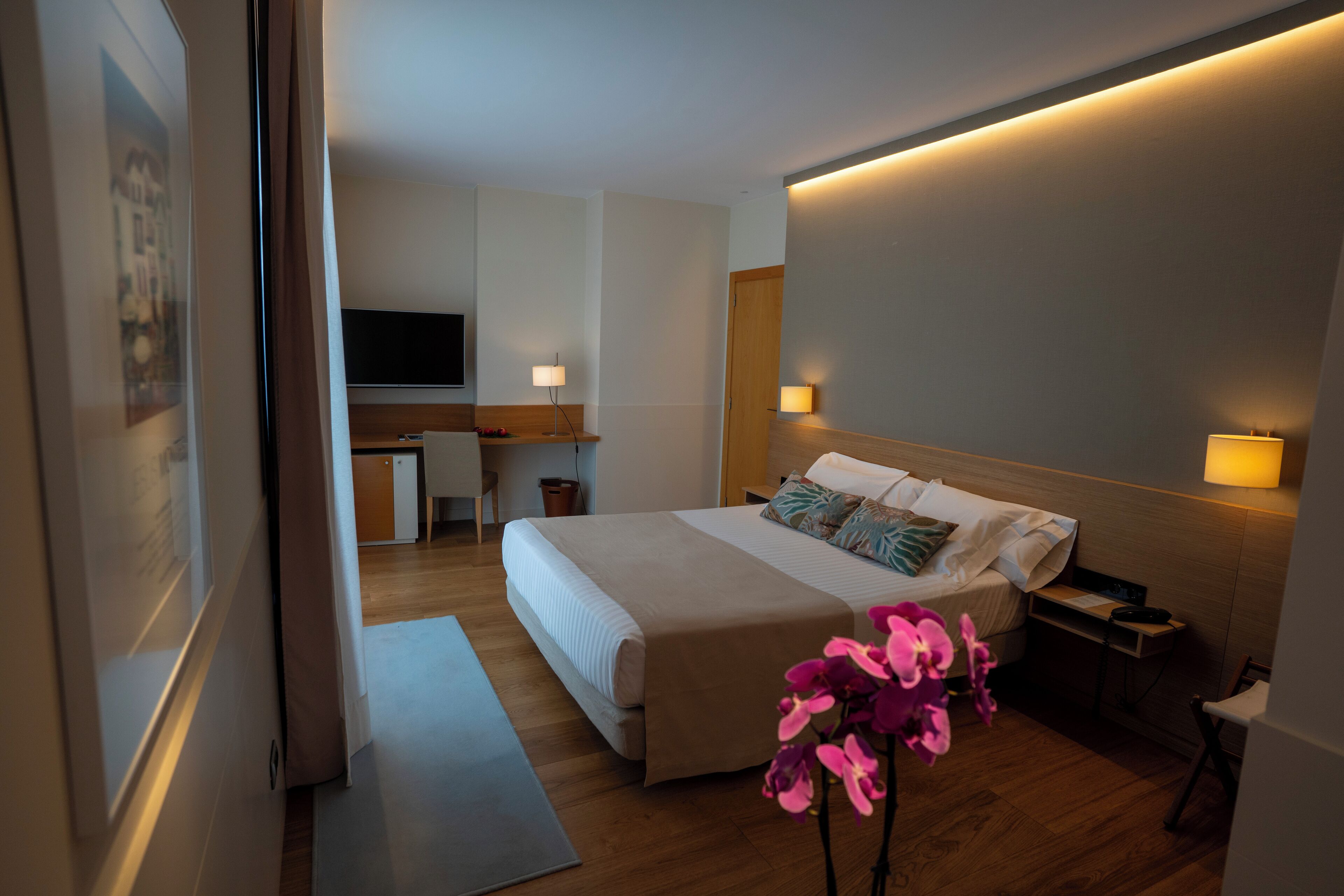 double room | premium bedding, minibar, in-room safe, desk