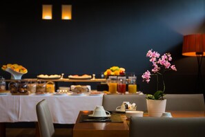 Breakfast, lunch and dinner served  - Hotel Jaizkibel (Hondarribia)