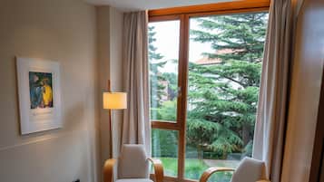Suite junior | Ropa de cama de alta calidad, minibar, caja fuerte y escritorio