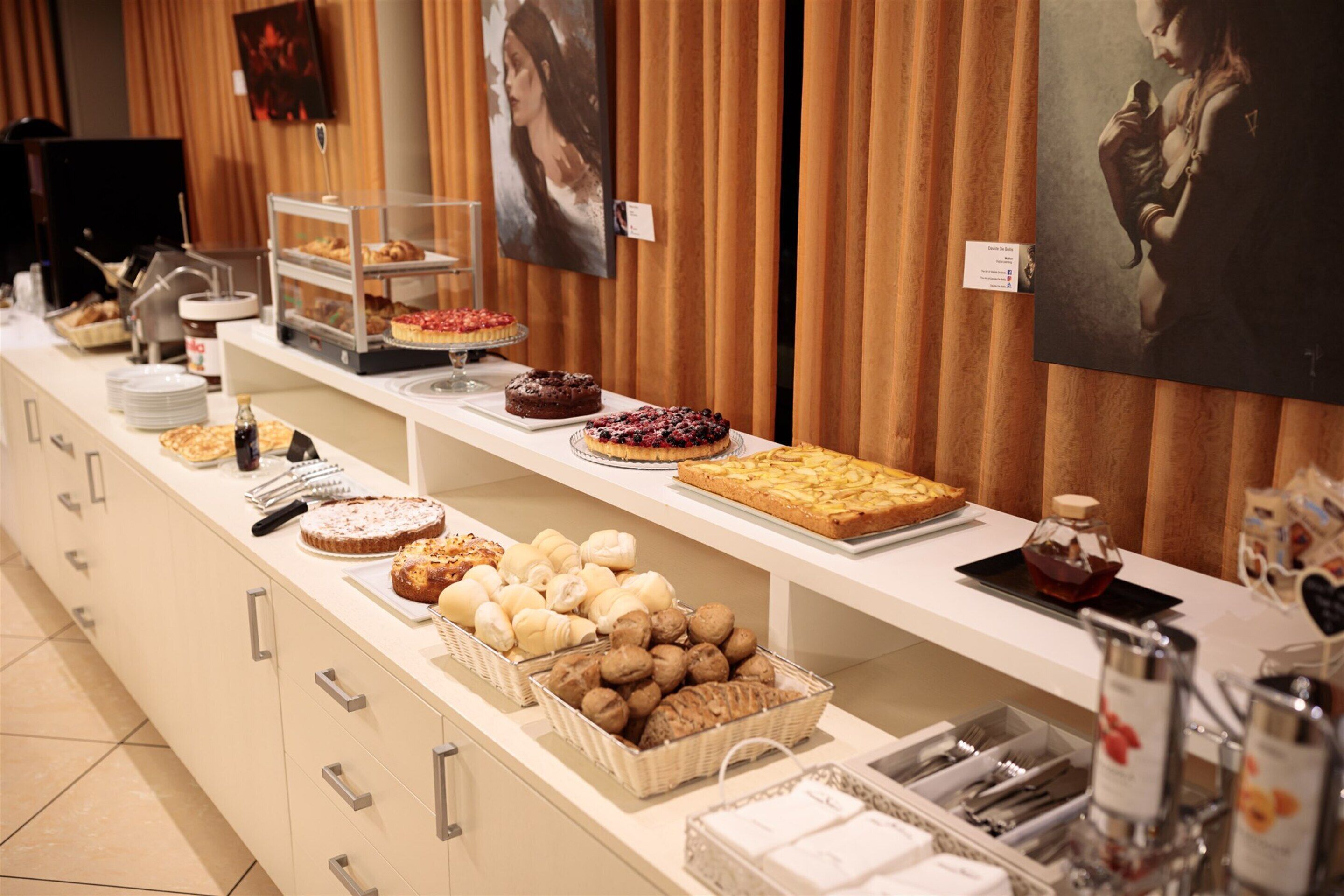Um buffet com diversos produtos de panificação e doces.