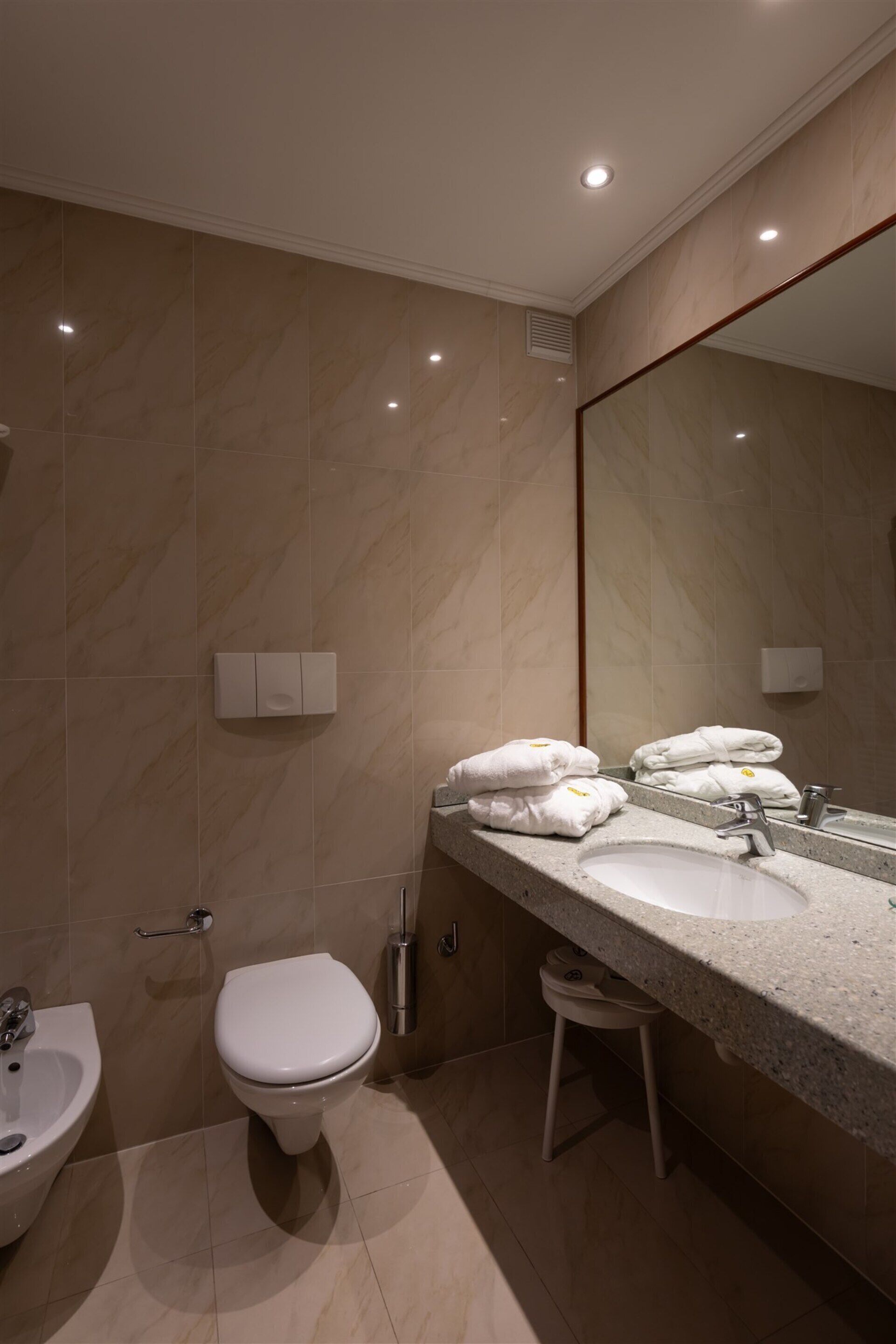 deluxe room | bathroom | free toiletries, hair dryer, towels