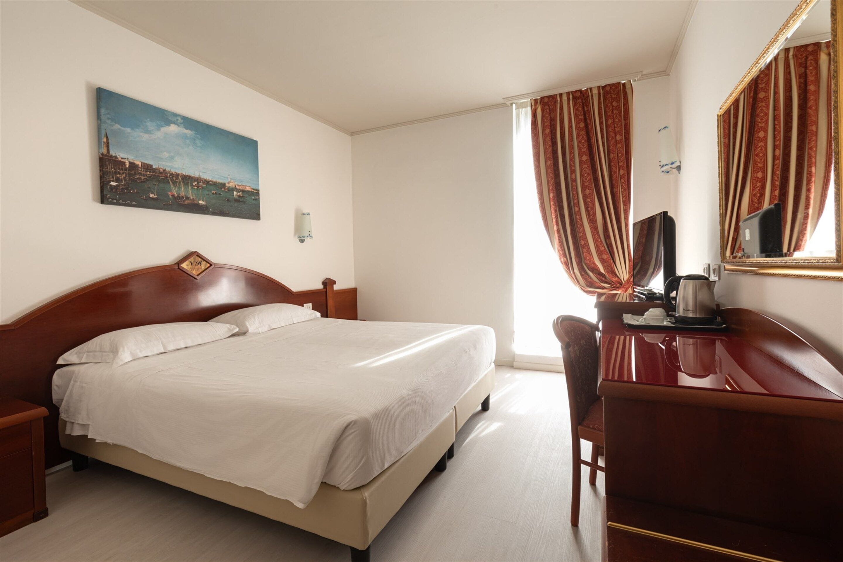 double room | 1 bedroom, premium bedding, down duvets, minibar