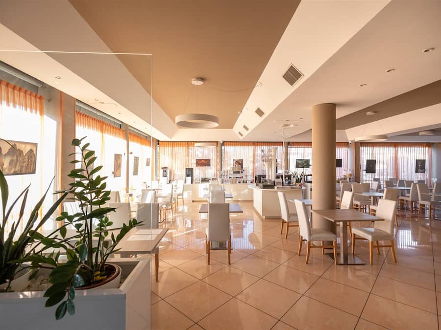 Daily continental breakfast (EUR 15 per person)