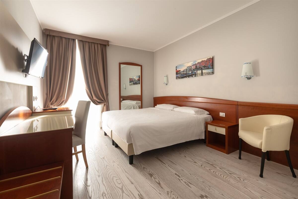 1 bedroom, premium bedding, down duvets, minibar