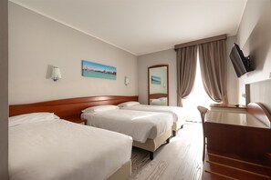 Habitación triple | Ropa de cama de alta calidad, edredones de plumas, minibar y caja fuerte