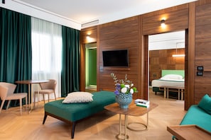Family Suite | Minibar, in-room safe, desk, soundproofing