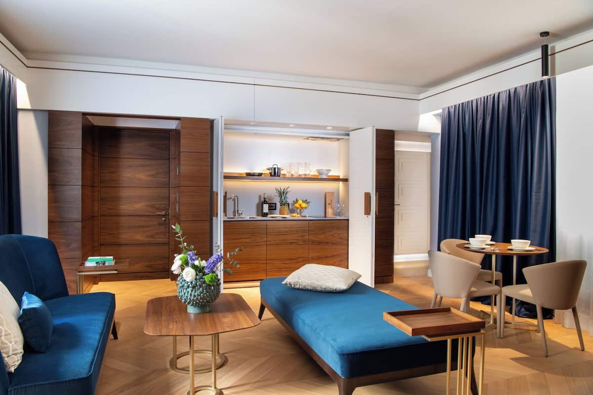 Deluxe Apartment | Living area | Flat-screen TV