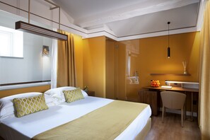 Family Suite | Minibar, in-room safe, desk, soundproofing