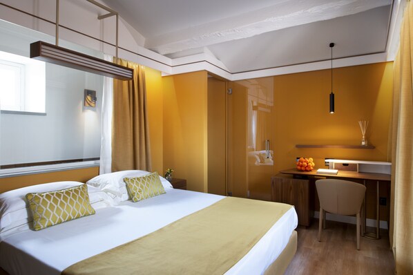 Family Suite | Minibar, in-room safe, desk, soundproofing - Hotel degli Orafi (Florence)