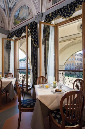 Colazione a buffet, servita tutte le mattine (20 EUR a persona)