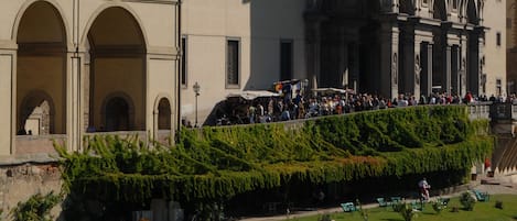 Un edificio histórico con arcos y un patio que incluye una fuente de agua.