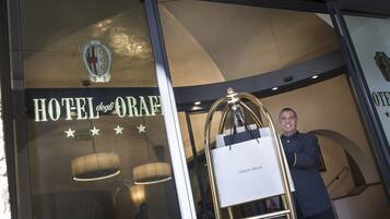 Entrada de un hotel con un letrero que dice "HOTEL degli ORAFI" y un logotipo encima.