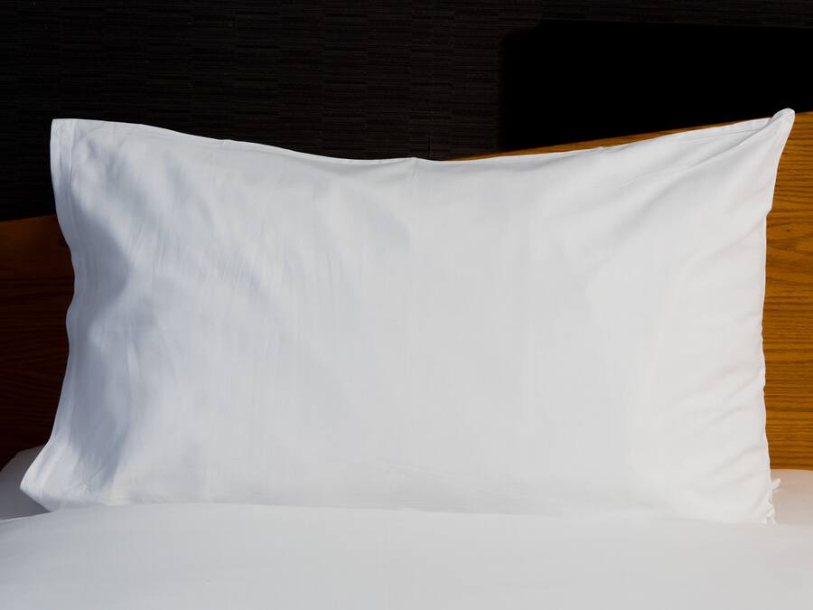 Standard Room (with Free Hot Breakfast) | Meja, ruang kerja komputer riba, seterika/papan seterika