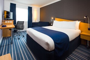 Desk, laptop workspace, iron/ironing board, free cribs/infant beds - Holiday Inn Express Northampton - South by IHG (Northampton)