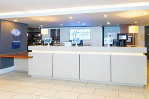 Reception - Holiday Inn Express Northampton - South by IHG (Northampton)