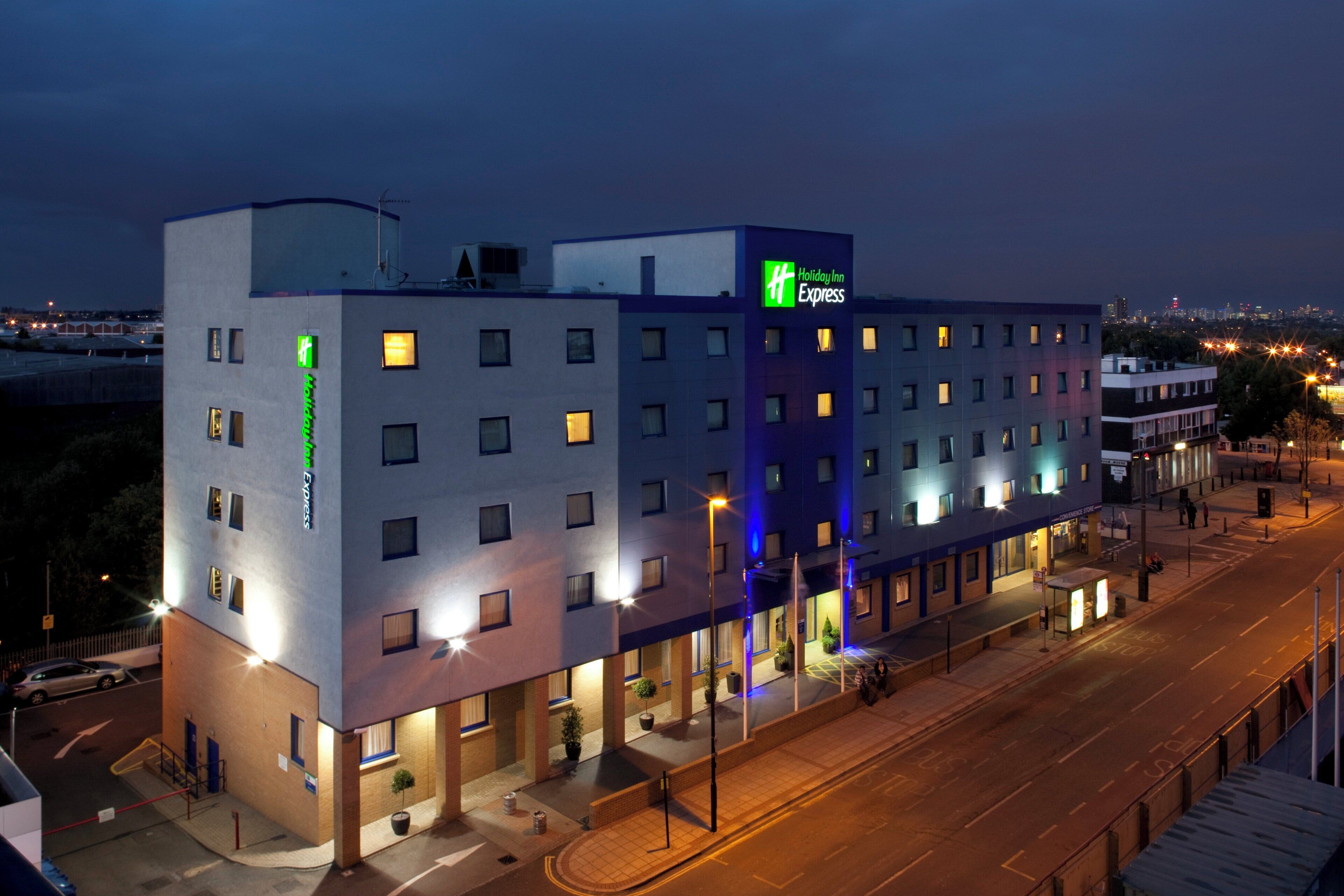 Un hotel Holiday Inn Express de varios pisos con fachada plana, múltiples ventanas y una entrada visible.