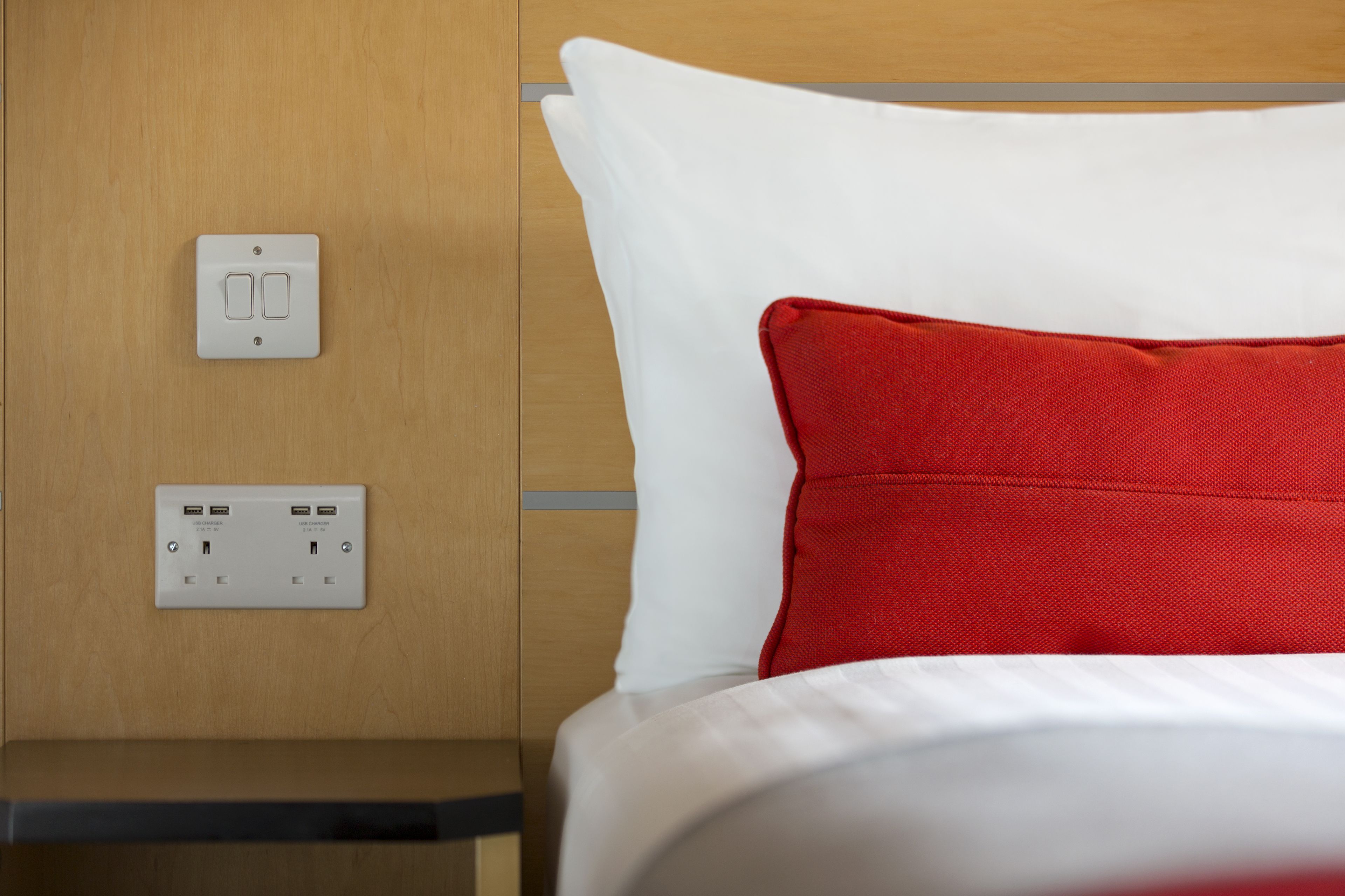 hypo-allergenic bedding, in-room safe, desk, soundproofing