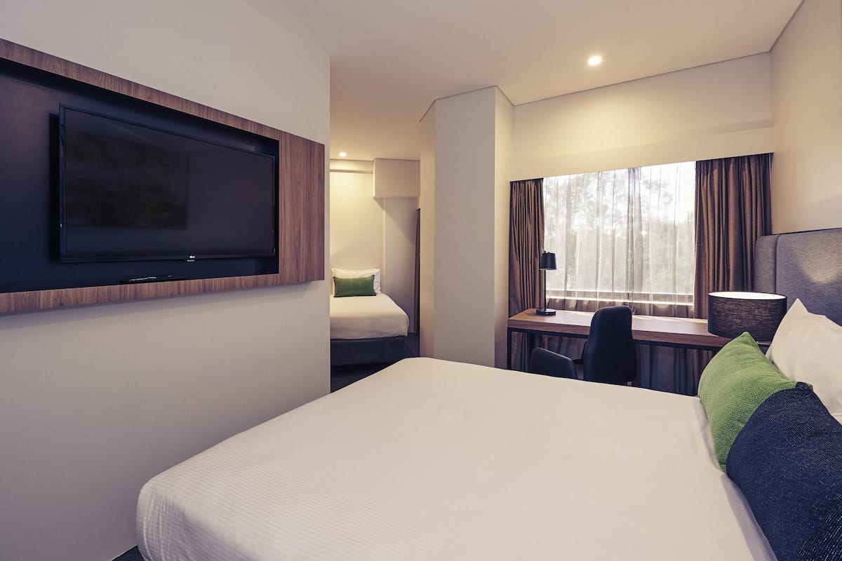 Superior Family Room, 1 Queen Bed and 2 Twin Beds | 1 ห้องนอน, ตู้นิรภัยในห้องพัก, โต๊ะทำงาน, ห้องเก็บเสียง
