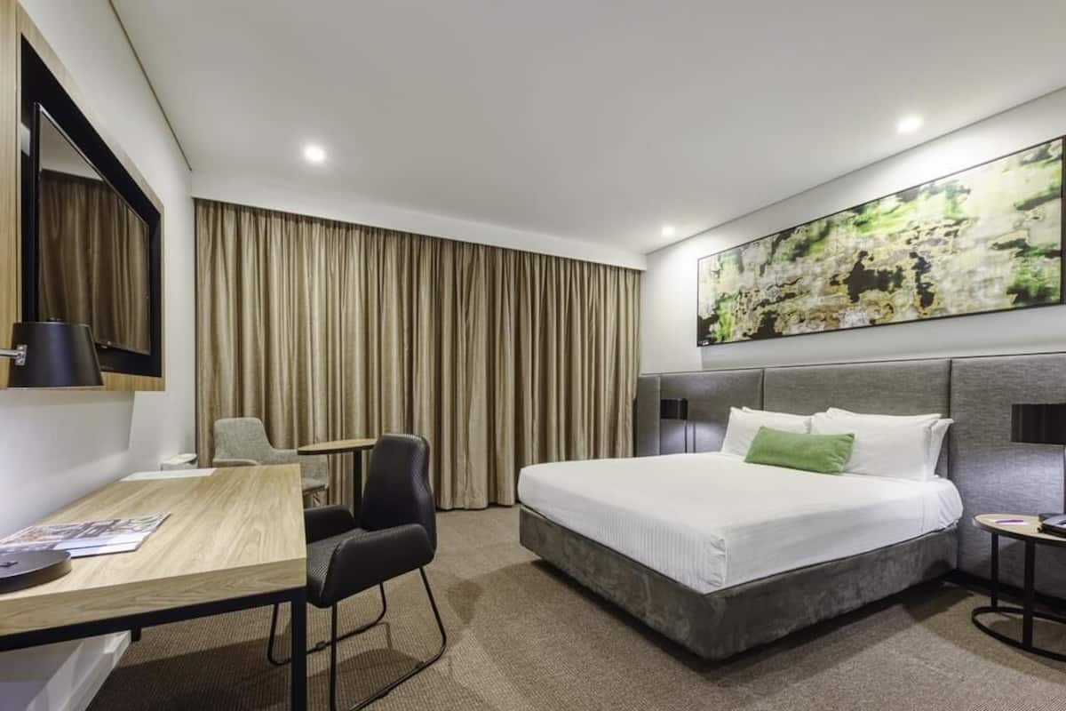 Habitación estándar, 1 cama de matrimonio | Caja fuerte, escritorio, sistema de insonorización