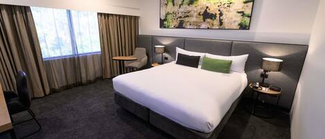 Habitación superior, 1 cama King size | Caja de seguridad en la habitación, escritorio y insonorización