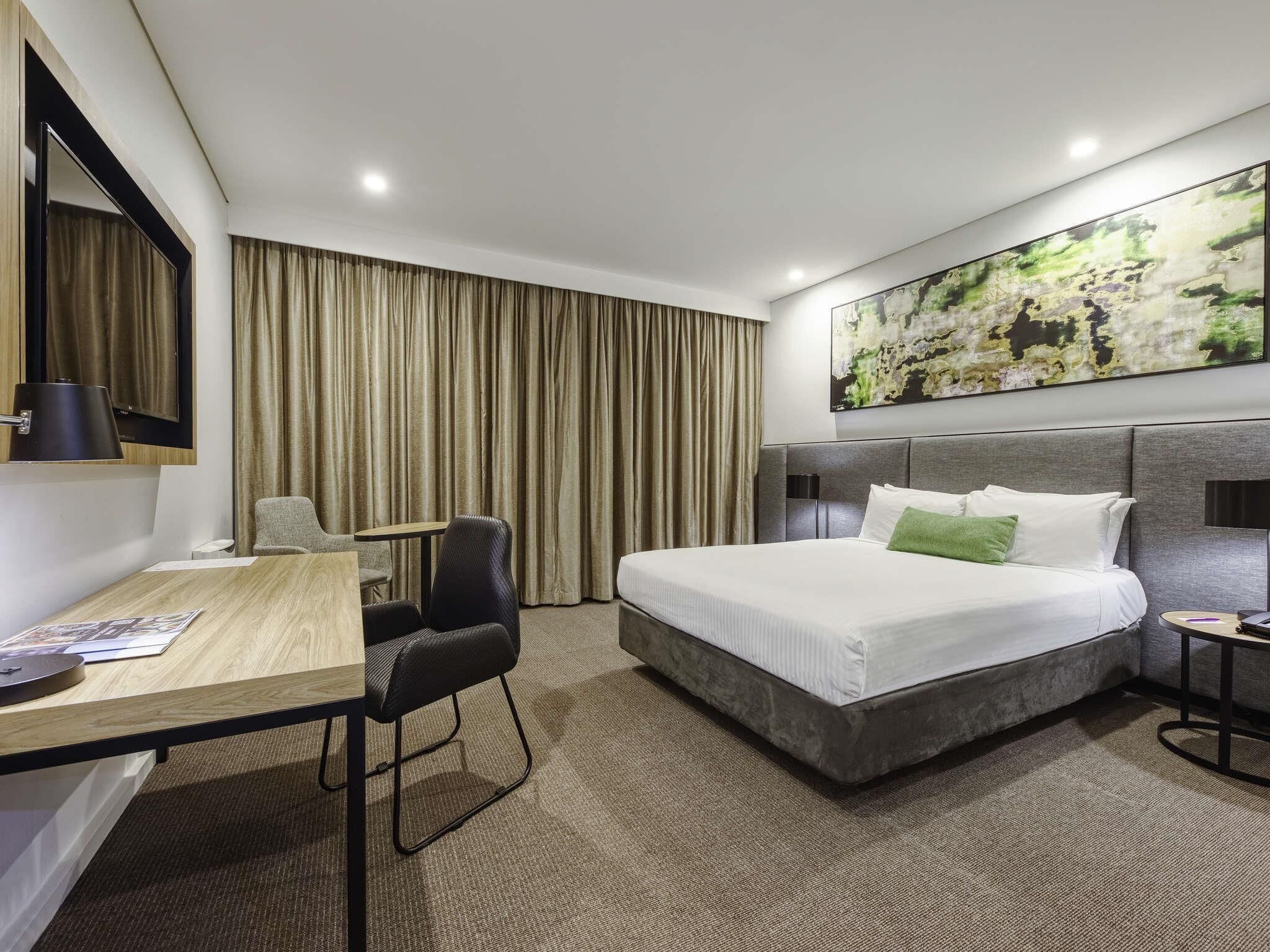Chambre Standard, 1 grand lit | Coffre-fort, bureau, système d’insonorisation, fer et planche à repasser