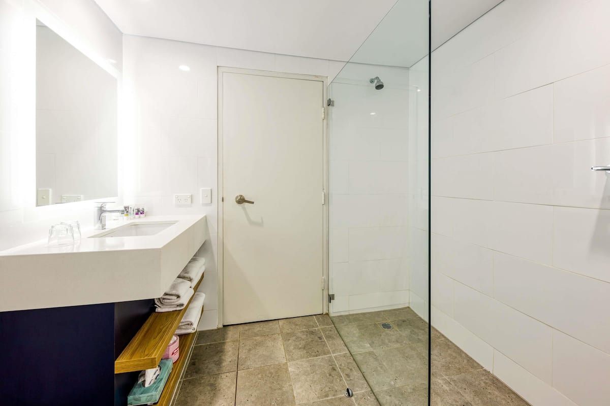 Värdeförvaringsskåp på rummet, skrivbord och ljudisolering