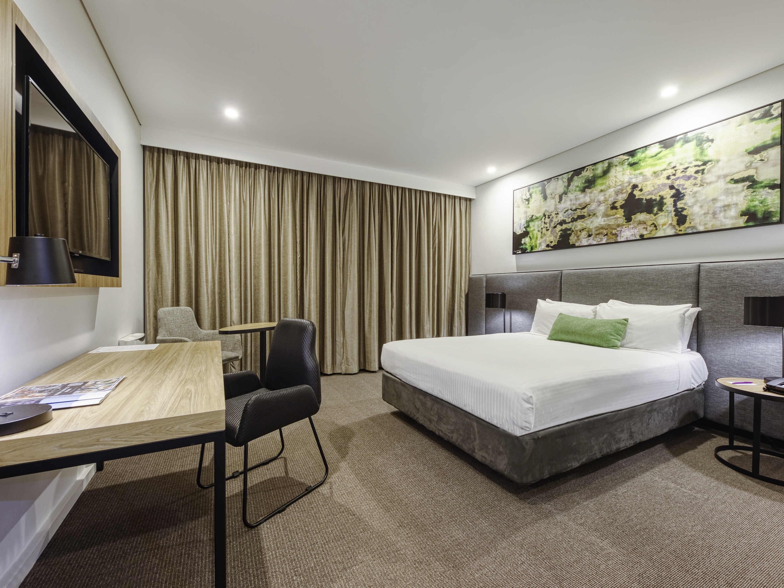 Standard Room, 1 Queen Bed | In-room safe, desk, soundproofing, iron/ironing board
