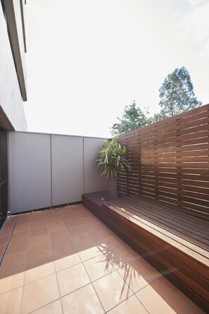 Room, 1 King Bed, Courtyard Area | Courtyard view