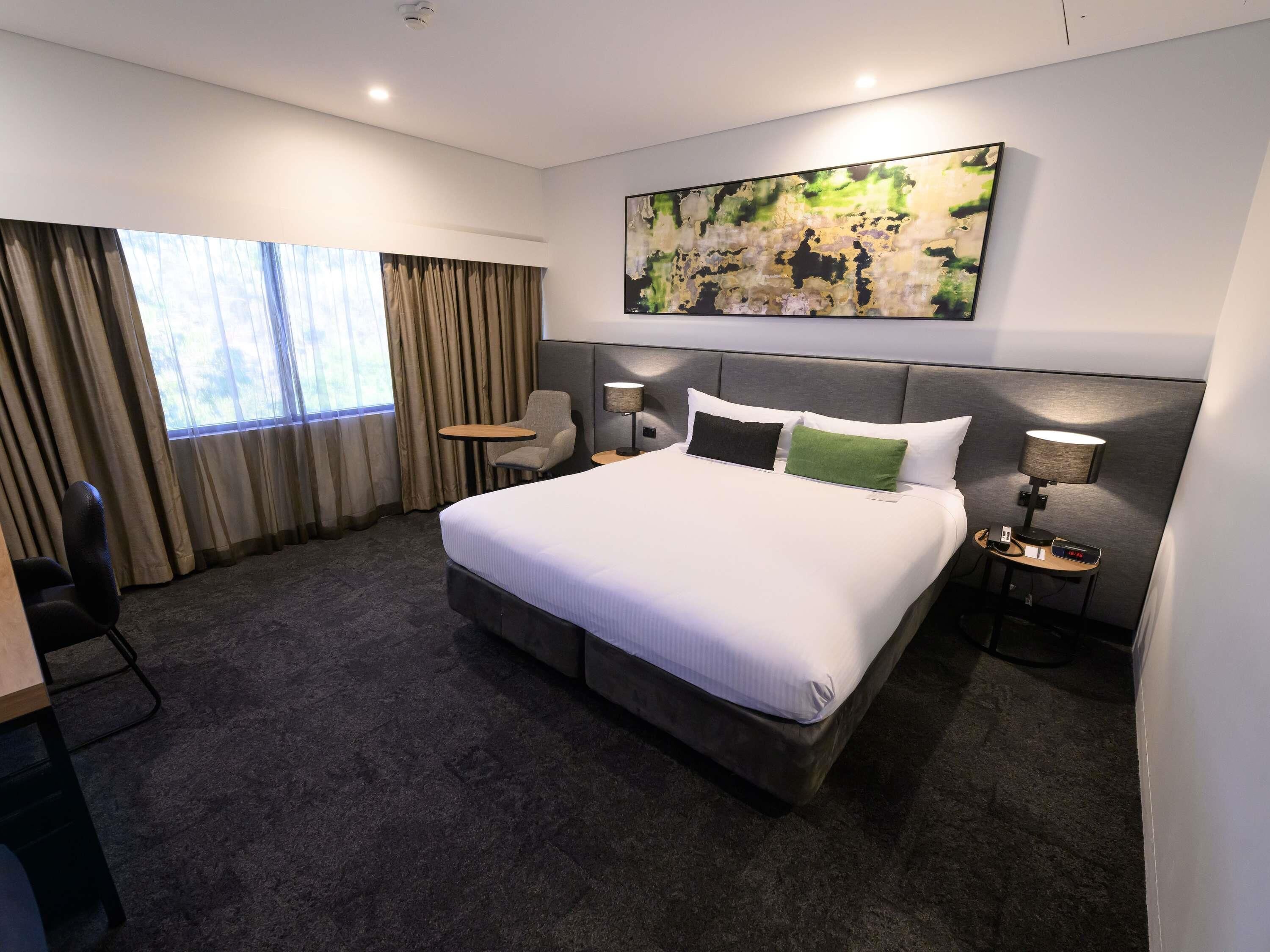 Habitación superior, 1 cama de matrimonio grande | Caja fuerte, escritorio, sistema de insonorización