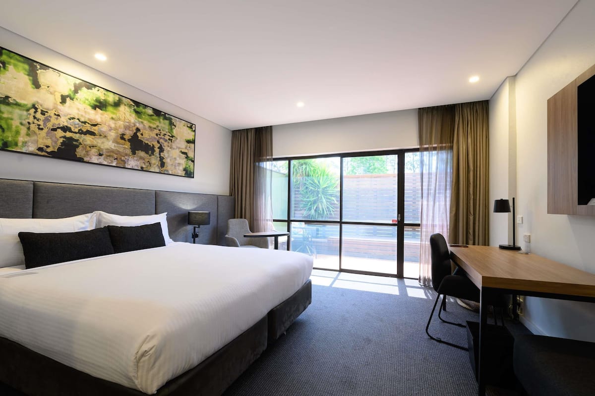 Room, 1 King Bed, Courtyard Area