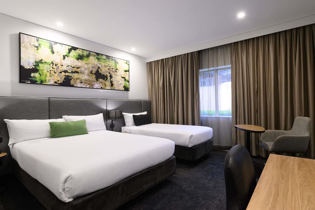 ห้องสแตนดาร์ด (1 Queen Bed and 1 Twin Bed) | 1 ห้องนอน, ตู้นิรภัยในห้องพัก, โต๊ะทำงาน, ห้องเก็บเสียง