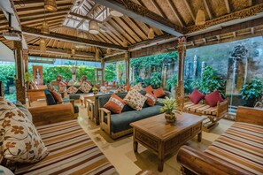 Breakfast, lunch, dinner served; international cuisine - Rama Garden Hotel (Legian)